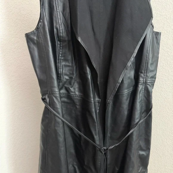 Lisa Rinna Collection Black Sleeveless Vest - Picture 4 of 5